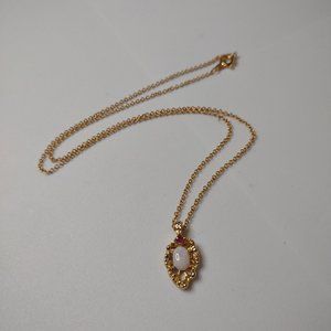 Vintage Small Leaf Shaped Pendant Necklace 18.5 Inches Long